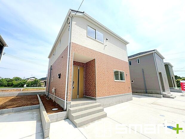 ~閑静な住宅街の立地~ ・周辺は閑静な住宅街となっておりますので、静かな暮らしをご実現いただけます。 ・前面道路の交通量も多くないので、小さなお子様がいるご家庭でもご安心ですね。