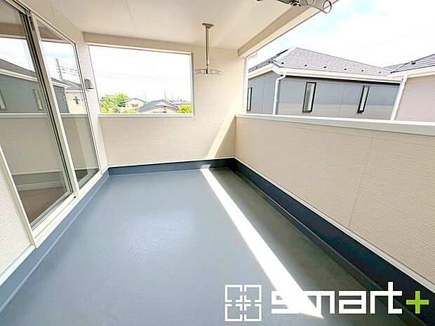~屋根付きのバルコニー~ ・バルコニーは屋根付きなので急な雨でも安心です。 ・奥行きもあるので洗濯物が干しやすいのも嬉しいポイントですね。