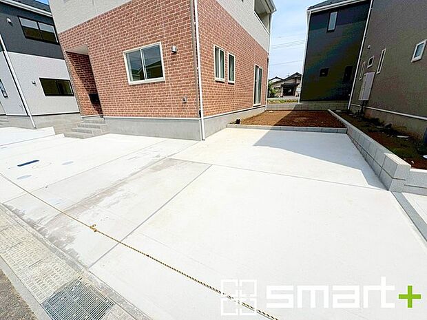 ~駐車場は2台分ご用意~ ・駐車場は2台分ございますので、車通勤の方や複数台お持ちの方にもお勧めのお住まいです。 ・カーポートなどのオプションもお気軽にご相談くださいませ。