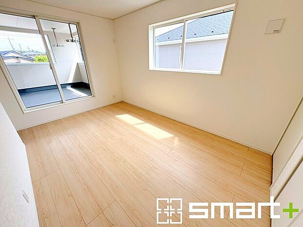 ~2面採光の明るいお部屋~ ・洋室は2面採光とする事で穏やかな陽の入る明るい空間となっております。 ・くつろぎのプライベート時間を明るい空間で穏やかにお過ごしいただけます。