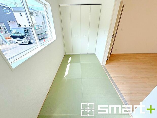 ~使い勝手の良い「和洋室」~ ・畳敷きに建具は洋風、というハイブリッド型の「和洋室」。和室と洋室の良い所を組み合わせたお部屋です。 ・やはり畳の香りは心が落ち着きますね。