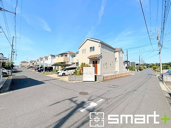 ～開放感ある角地のお住まい～ ・2方向が空く事で開放感のある角地に位置しております。 ・窮屈な感じが無く、ゆったりと暮らせるこの魅力をぜひ現地でご体感くださいませ。