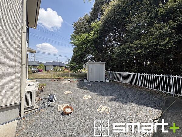 ～広々したお庭のある邸宅～ ・余裕の敷地には広いお庭もご用意。 ・ガーデニングや安らぎの空間として、倉庫を置いたりと様々な活用が可能です。 ・人工芝の敷設などもお気軽にご相談くださいませ。