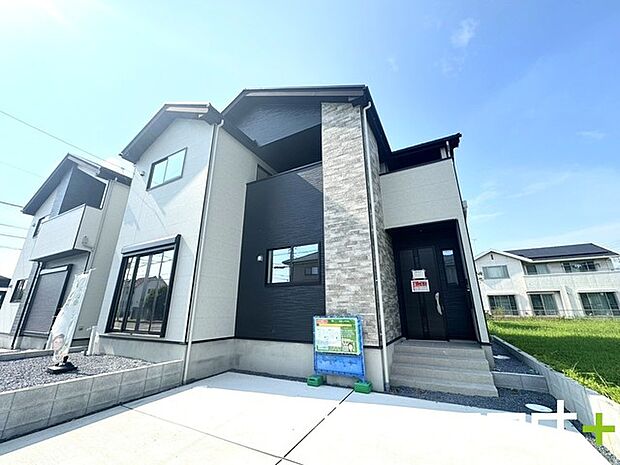 ~閑静な住宅街の立地~ ・周辺は閑静な住宅街となっておりますので、静かな暮らしをご実現いただけます。 ・前面道路の交通量も多くないので、小さなお子様がいるご家庭でもご安心ですね。