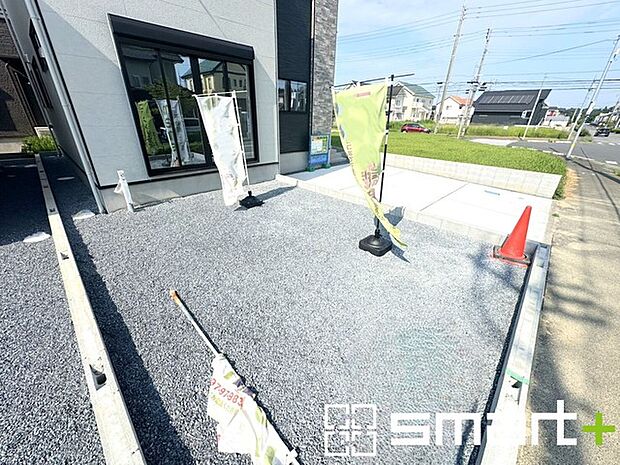 ~お庭もある余裕の敷地~ ・広々した敷地にはお庭もご用意。お庭があるだけで余裕を感じますね。 ・防草シートや人工芝の敷設などのオプションもお気軽にご相談くださいませ。