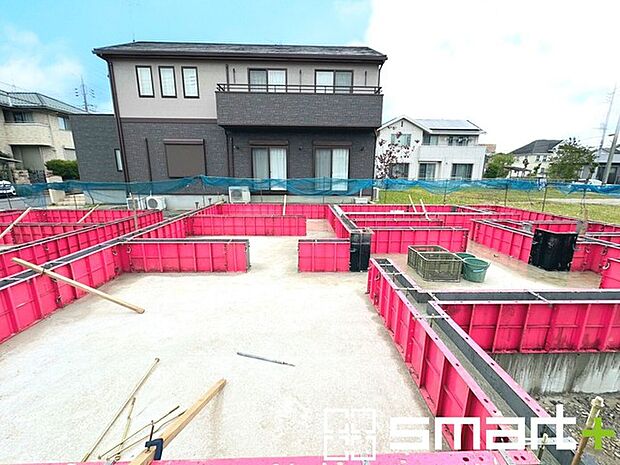 ～ベタ基礎でしっかりとした土台～ ・コンクリートの中に鉄筋を配し強度を高めた「ベタ基礎」を採用。 ・しっかりとした土台を造ったうえで、その上に建物が築造されていきます。 
