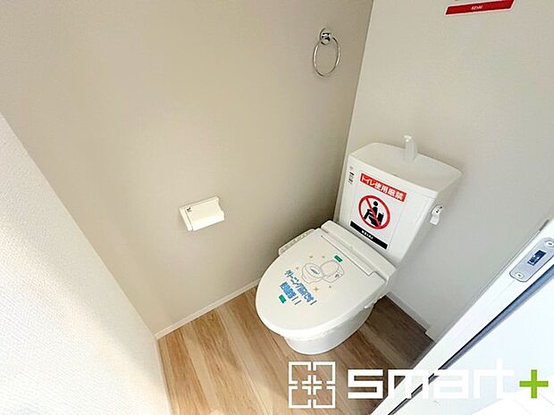 ~やはり便利なタンク式トイレ~ ・最近はタンクレストイレもございますが、タンク式の場合は停電時もお水を流すことが可能。 ・故障時なども比較的費用が安くなるなど、メリットが多くなります。
