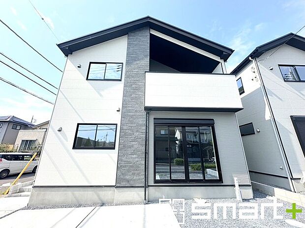 ~閑静な住宅街の立地~ ・周辺は閑静な住宅街となっておりますので、静かな暮らしをご実現いただけます。 ・前面道路の交通量も多くないので、小さなお子様がいるご家庭でもご安心ですね。