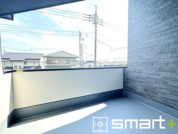 ~屋根付きのバルコニー~ ・バルコニーは屋根付きなので急な雨でも安心です。 ・奥行きもあるので洗濯物が干しやすいのも嬉しいポイントですね。