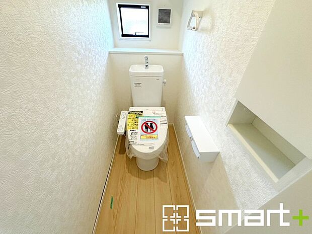～やはり便利なタンク式トイレ～ ・最近はタンクレストイレもございますが、タンク式の場合は停電時もお水を流すことが可能。 ・故障時なども比較的費用が安くなるなど、メリットが多くなります。 