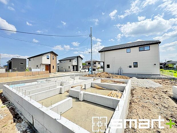 ～ベタ基礎でしっかりとした土台～ ・コンクリートの中に鉄筋を配し強度を高めた「ベタ基礎」を採用。 ・しっかりとした土台を造ったうえで、その上に建物が築造されていきます。 