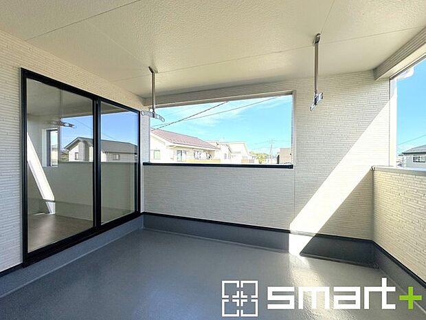 ～屋根付きのバルコニー～ ・バルコニーは屋根付きなので急な雨でも安心です。 ・奥行きもあるので洗濯物が干しやすいのも嬉しいポイントですね。 