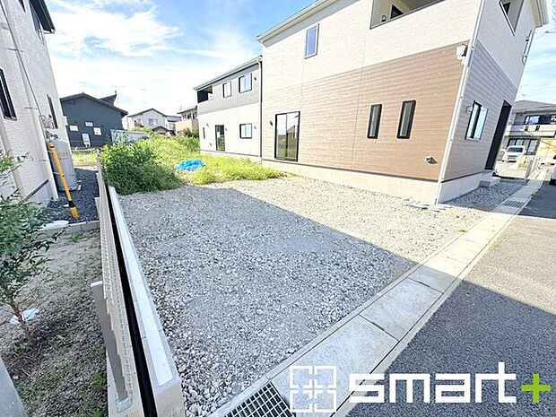 ～駐車場は2台分ご用意～ ・駐車場は2台分ございますので、車通勤の方や複数台お持ちの方にもお勧めのお住まいです。 ・カーポートなどのオプションもお気軽にご相談くださいませ。 