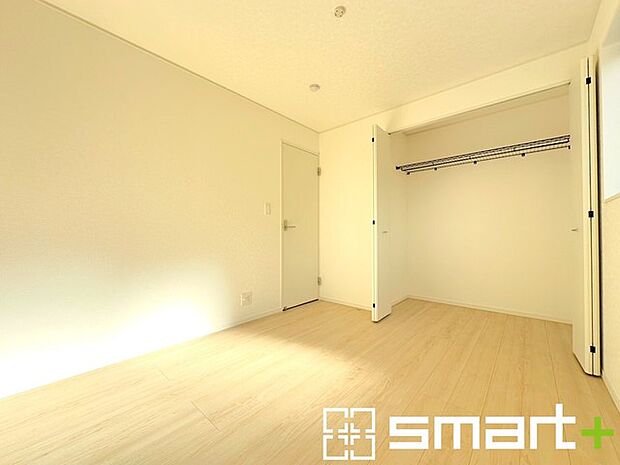 ～収納豊富な洋室～ ・各居室に備え付けの収納をご用意。タンスなどを置く場合と比べ出っ張らないので部屋の中を有効のご活用いただけます。 ・収納の広さなどぜひ現地でご確認くださいませ。 