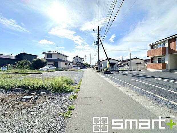 ～閑静な住宅街の立地～ ・周辺は閑静な住宅街となっておりますので、静かな暮らしをご実現いただけます。 ・前面道路の交通量も多くないので、小さなお子様がいるご家庭でもご安心ですね。 