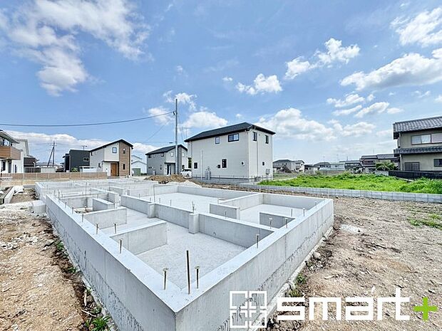 ~ベタ基礎でしっかりとした土台~ ・コンクリートの中に鉄筋を配し強度を高めた「ベタ基礎」を採用。 ・しっかりとした土台を造ったうえで、その上に建物が築造されていきます。