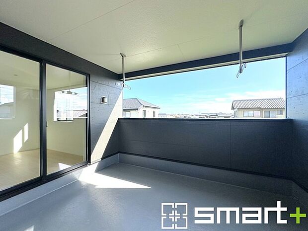 ~屋根付きのバルコニー~ ・バルコニーは屋根付きなので急な雨でも安心です。 ・奥行きもあるので洗濯物が干しやすいのも嬉しいポイントですね。