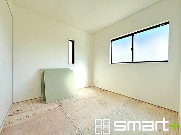 ～使い勝手の良い「和洋室」～ ・畳敷きに建具は洋風、というハイブリッド型の「和洋室」。和室と洋室の良い所を組み合わせたお部屋です。 ・やはり畳の香りは心が落ち着きますね。 