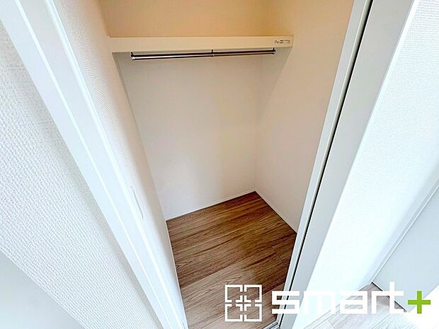 ~憧れのウォークインクローゼット~ ・居室にウォークインを設ける事で季節ものや趣味の用具などもスッキリと収納可能です。 ・ぜひ現地でその便利さをご体感くださいませ。