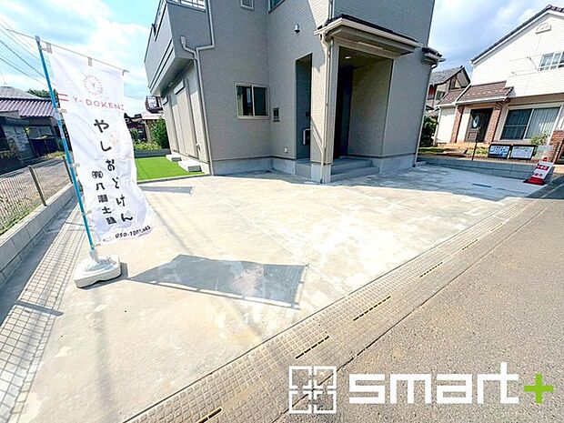 ～駐車場は3台分ご用意～ ・駐車場は3台分ございますので、車通勤の方や複数台お持ちの方にもお勧めのお住まいです。 ・ご来客の際も安心の余裕の敷地です。 