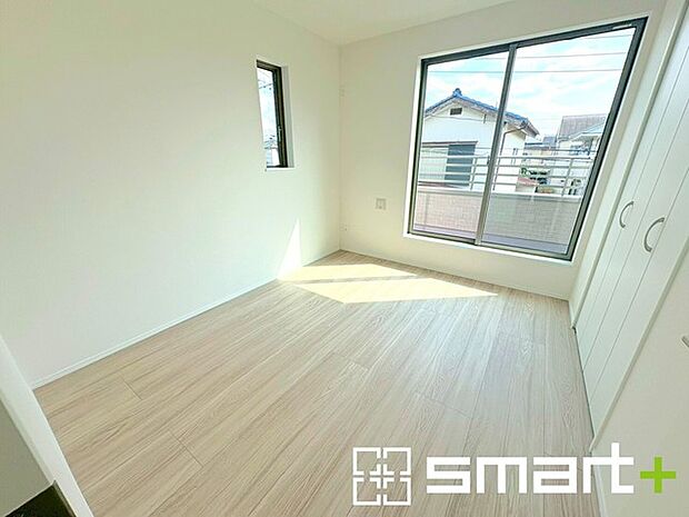 ~2面採光の明るいお部屋~ ・洋室は2面採光とする事で穏やかな陽の入る明るい空間となっております。 ・くつろぎのプライベート時間を明るい空間で穏やかにお過ごしいただけます。