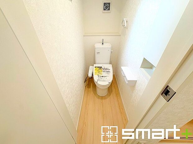 ~やはり便利なタンク式トイレ~ ・最近はタンクレストイレもございますが、タンク式の場合は停電時もお水を流すことが可能。 ・故障時なども比較的費用が安くなるなど、メリットが多くなります。