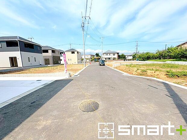 ~十分な広さのある前面道路~ ・前面道路は約6mございますので、お車でのすれ違いも楽々で余計なストレスがかかりません。 ・日々お車での移動が多い方には大切なポイントですね。