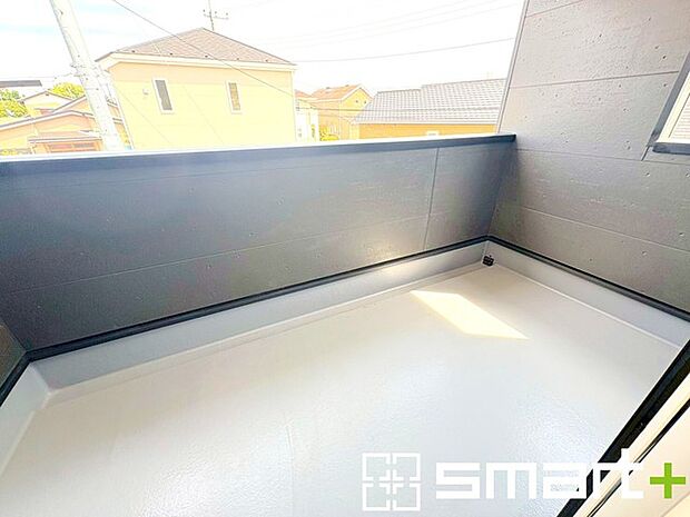 ~屋根付きのバルコニー~ ・バルコニーは屋根付きなので急な雨でも安心です。 ・奥行きもあるので洗濯物が干しやすいのも嬉しいポイントですね。