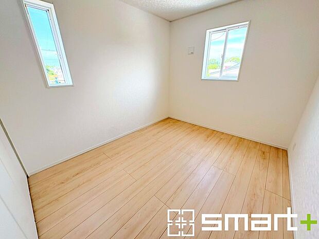 ~2面採光の明るいお部屋~ ・洋室は2面採光とする事で穏やかな陽の入る明るい空間となっております。 ・くつろぎのプライベート時間を明るい空間で穏やかにお過ごしいただけます。