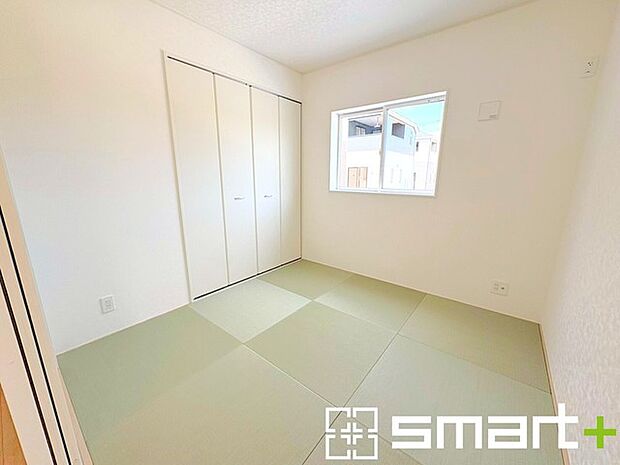 ~使い勝手の良い「和洋室」~ ・畳敷きに建具は洋風、というハイブリッド型の「和洋室」。和室と洋室の良い所を組み合わせたお部屋です。 ・やはり畳の香りは心が落ち着きますね。