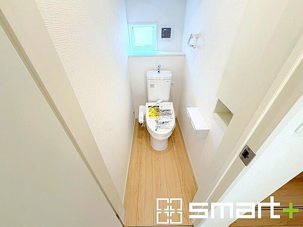 ~やはり便利なタンク式トイレ~ ・最近はタンクレストイレもございますが、タンク式の場合は停電時もお水を流すことが可能。 ・故障時なども比較的費用が安くなるなど、メリットが多くなります。