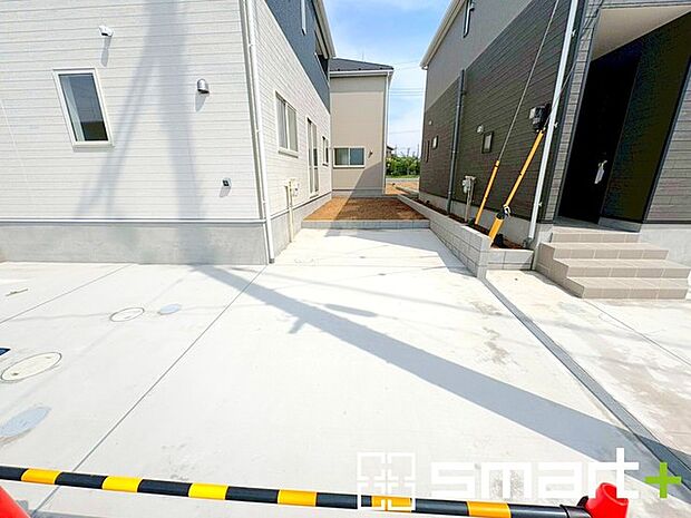 ～駐車場は2台分ご用意～ ・駐車場は2台分ございますので、車通勤の方や複数台お持ちの方にもお勧めのお住まいです。 ・カーポートなどのオプションもお気軽にご相談くださいませ。 