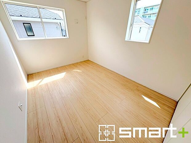 ~2面採光の明るいお部屋~ ・洋室は2面採光とする事で穏やかな陽の入る明るい空間となっております。 ・くつろぎのプライベート時間を明るい空間で穏やかにお過ごしいただけます。