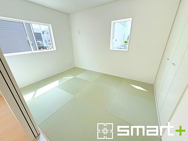 ～使い勝手の良い「和洋室」～ ・畳敷きに建具は洋風、というハイブリッド型の「和洋室」。和室と洋室の良い所を組み合わせたお部屋です。 ・やはり畳の香りは心が落ち着きますね。 