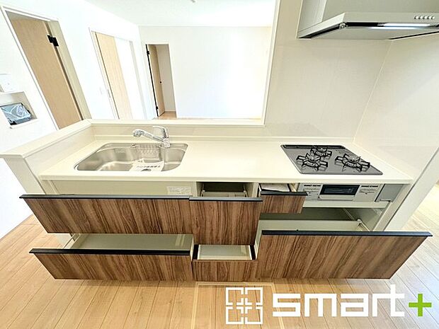 ~人気のカウンターキッチン~ ・キッチンには余計な柱が無いので、リビングが見渡せ開放感のある造りとなっております。 ・蛇口には浄水器が内蔵されるなど機能面でも優れたキッチンです。
