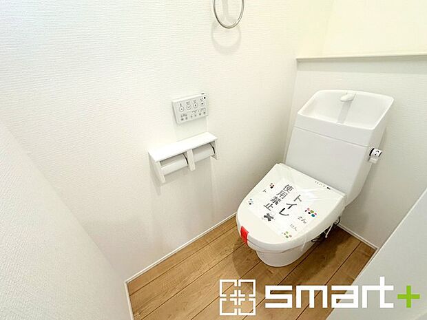~やはり便利なタンク式トイレ~ ・最近はタンクレストイレもございますが、タンク式の場合は停電時もお水を流すことが可能。 ・故障時なども比較的費用が安くなるなど、メリットが多くなります。