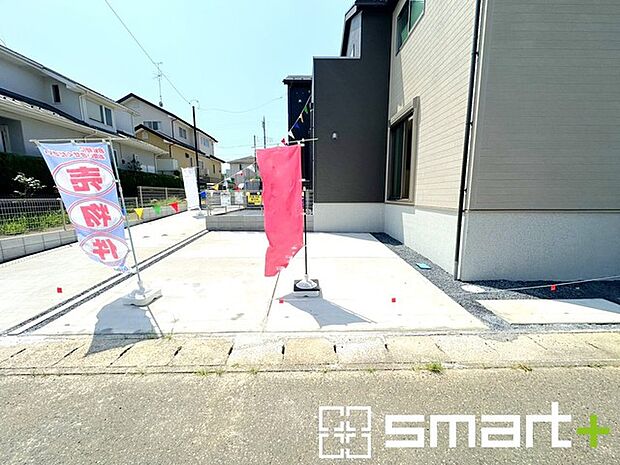 ~駐車場は2台分ご用意~ ・駐車場は2台分ございますので、車通勤の方や複数台お持ちの方にもお勧めのお住まいです。 ・ご来客の際も安心の余裕の敷地です。