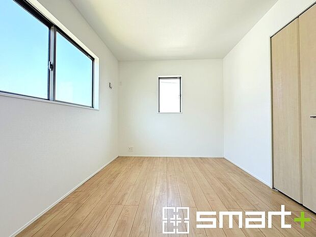 ~2面採光の明るいお部屋~ ・洋室は2面採光とする事で穏やかな陽の入る明るい空間となっております。 ・くつろぎのプライベート時間を明るい空間で穏やかにお過ごしいただけます。