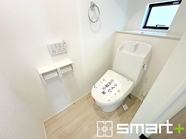 ~やはり便利なタンク式トイレ~ ・最近はタンクレストイレもございますが、タンク式の場合は停電時もお水を流すことが可能。 ・故障時なども比較的費用が安くなるなど、メリットが多くなります。