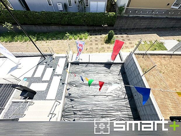 ~お庭もある余裕の敷地~ ・広々した敷地にはお庭もご用意。お庭があるだけで余裕を感じますね。 ・防草シートや人工芝の敷設などのオプションもお気軽にご相談くださいませ。