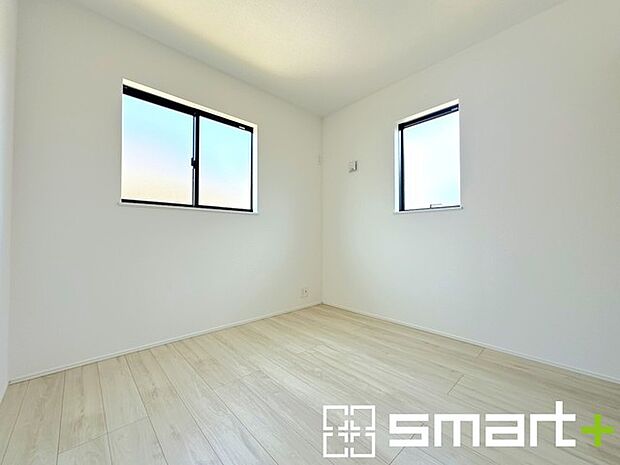 ~2面採光の明るいお部屋~ ・洋室は2面採光とする事で穏やかな陽の入る明るい空間となっております。 ・くつろぎのプライベート時間を明るい空間で穏やかにお過ごしいただけます。