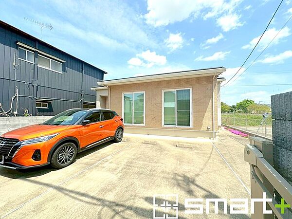 ～閑静な住宅街の立地～ ・周辺は閑静な住宅街となっておりますので、静かな暮らしをご実現いただけます。 ・前面道路の交通量も多くないので、小さなお子様がいるご家庭でもご安心ですね。