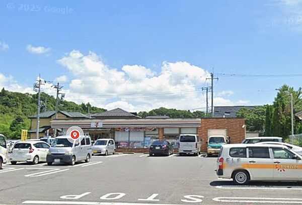 セブンイレブン　印西小林店 晴れやかな空の下、活気ある街並みに溶け込む利便性の高いロケーション。日々の暮らしに寄り添うコンビニエンスストアがすぐそばにあり、心安らぐ穏やかな毎日がここにあります