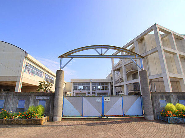 小林北小学校 澄み渡る空の下、穏やかな時間が流れる静かな学び舎。活気あふれる声が響いたであろう門構えには、どこか懐かしさを感じさせます （1100m）
