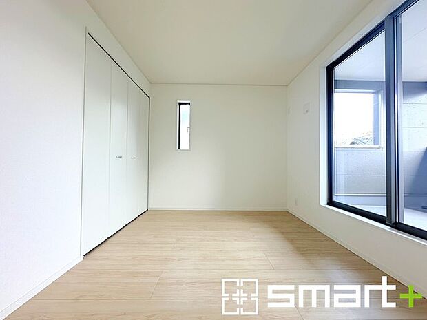 ~明るく暖かな光が差し込む洋室~ ・大きな窓からたっぷりの光が舞い込み、お部屋全体を優しく包み込んでくれます。 ・収納付きなので整理整頓しやすく、生活空間が広がりますね。