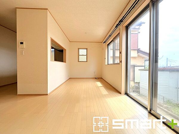 ～穏やかな陽の入るＬＤＫ～ ・大きな窓のあるＬＤＫは陽当りも良好で明るい空間となっております。 ・ご家族団らんなど過ごす時間の多いＬＤＫが明るいのは嬉しいポイントですね。