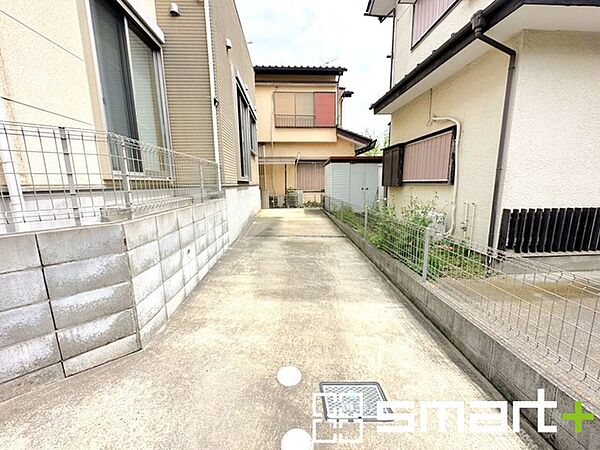 ～ゆとりあるカースペース～ ・セカンドカーや来客時にも困らないカースペース2台分。物置や駐輪スペースなどにも利用できますね。 ・カーポートなどのオプションもお気軽にご相談くださいませ。