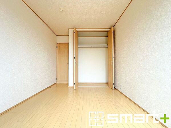 ～収納豊富な洋室～ ・各居室に備え付けの収納をご用意。タンスなどを置く場合と比べ出っ張らないので部屋の中を有効のご活用いただけます。 ・収納の広さなどぜひ現地でご確認くださいませ。