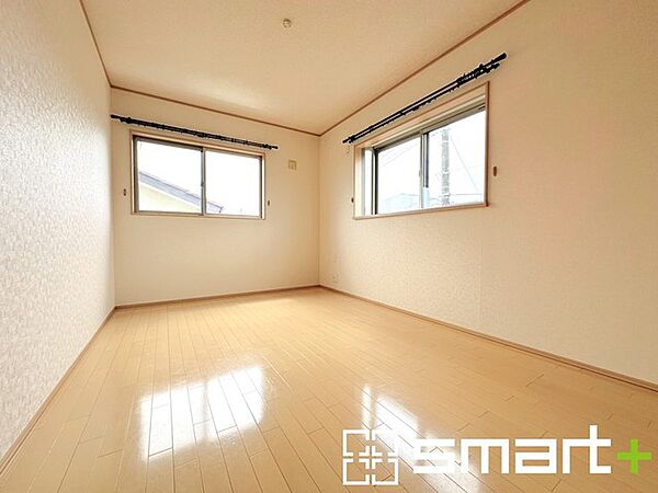 ～2面採光の明るいお部屋～ ・洋室は2面採光とする事で穏やかな陽の入る明るい空間となっております。 ・くつろぎのプライベート時間を明るい空間で穏やかにお過ごしいただけます。