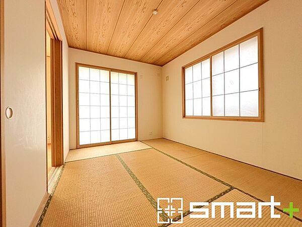 ～「和みの部屋」和室をご用意～ ・ゴロンと寝転がったり、お子様のいるご家庭ではお子様を寝かしつけたり、などご活用いただける和室をご用意。 ・やはり畳の香りは心が落ち着きますね。